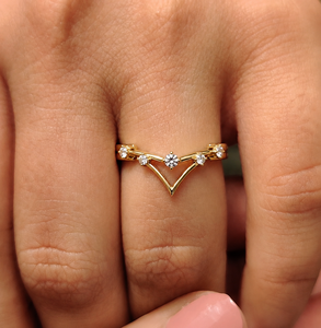 Bague de mariage en or massif 14 carats, motif chevron, empilable, avec diamant de laboratoire rond, forme en V incurvée, pour femme, bijoux d'anniversaire - Product Image 2