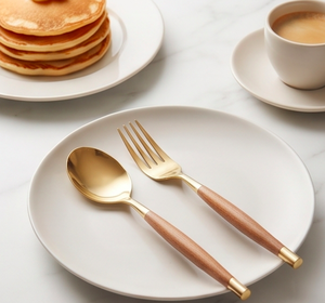 Cubertería de diseño minimalista con mango de madera, acabado dorado, utensilios de cocina hechos a mano para el hogar. - Product Image 4