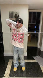 Camiseta de fútbol americano de malla corta y holgada, rosa, con gráfico de número, cuello en V, manga a rayas, estilo urbano, sublimación personalizada, OEM - Product Image 3