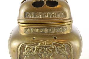 Traditional <b>Oud</b> Scent <b>Bakhoor</b> Incense Burner Designed to Create Warm and Inviting Home Ambience - Product Image 3