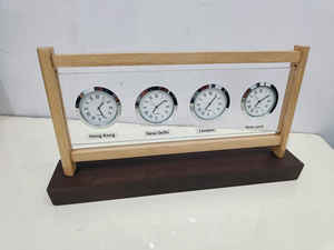 Horloge de bureau personnalisée avec fuseaux horaires mondiaux – Horloge de table en bois et acrylique avec logo personnalisé - Product Image 2