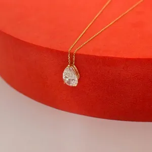 Pendentif solitaire en diamant de laboratoire taille poire certifié IGI 2,0 carats en or jaune 14 carats - Product Image 6