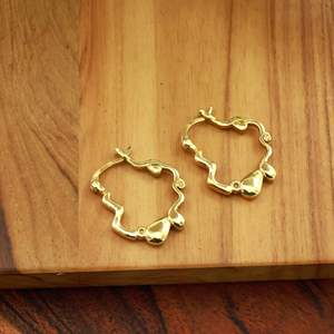 Boucles d'oreilles créoles en laiton plaqué or, créoles irrégulières de forme libre, fabricant de bijoux OEM ODM sur mesure - Product Image 3