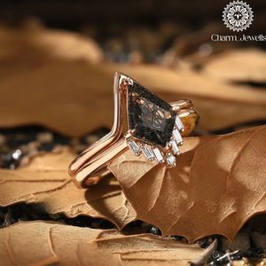 Bague de fiançailles vintage géométrique en or rose avec moissanite taille triangle et sertissage à griffes Charm_Jewells pour femme - Product Image 5