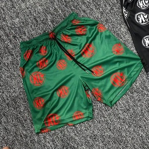 Shorts imprimés pour hommes avec cordon de serrage, motif lettres vert-noir, séchage rapide, tissu satiné, style décontracté, taille mi-haute - Product Image 2