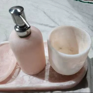 Ensemble de salle de bain en résine pour comptoir, comprenant un distributeur de savon liquide rechargeable avec pompe, un porte-brosse à dents et un plateau de rangement pour savon et porte-savon - Product Image 1