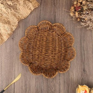 Aqdus Saleem AC-2403 Portavelas de madera de acacia hecho a mano con diseño de loto e incrustaciones de latón - Venta al por mayor - Product Image 3