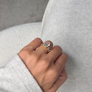 Anillo de Compromiso con Diamante Cultivado en Laboratorio de Corte Ovalado de 3 Quilates _ Banda Delicada con Piedras Laterales_ Oro Amarillo de 14K _ Certificado IGI - Product Image 6