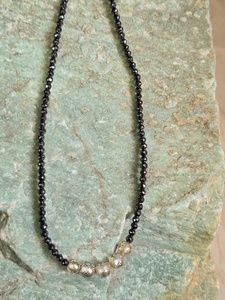 Diamant Moissanite noir de 3,50 mm et 5 perles jaunes facettées, fabrication artisanale pour bijoux - Product Image 2