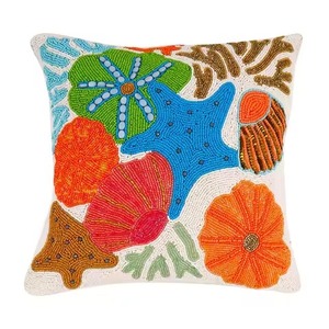 Housse de coussin décorative de luxe brodée de perles, style tissu doux, design brodé de perles de rocaille - Product Image 1