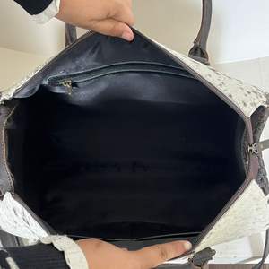 Bolso de Viaje Grande de Cuero Repujado a Mano Estilo Occidental, Bolso de Mano Cruzado de Cuero Vacuno con Pelo para Mujer, Hecho a Mano de Alta Calidad - Product Image 6