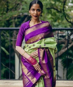 Sari de Seda Verde Claro con Borde Morado, Vestido de Boda Tradicional Indio, Estilo Banarasi, Largo hasta el Suelo, para Mujer - Product Image 2
