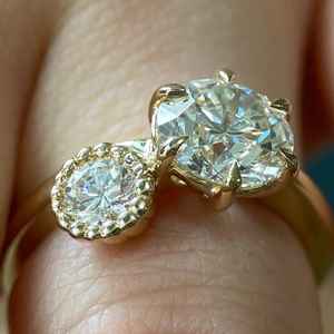 Anillo Toi et Moi con Diamante Redondo de Moissanita Estilo Flor para Mujer, Plata 925 Original con Baño de Oro, Regalo de Promesa para Enamorados - Product Image 3