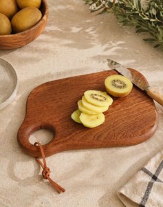 Planche à découper en bois moderne faite à la main, bloc de découpe, plateau de service de cuisine, bois naturel, décoration intérieure, préparation alimentaire, idée cadeau, forme - Product Image 4