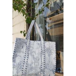Sac fourre-tout en coton matelassé indien fait main |   Sac fourre-tout réutilisable en tissu écologique Hazy Forest, couleur gris et blanc - Product Image 2