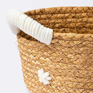 Panier rond fait main en jacinthe d'eau pour enfants avec poignées souples et accent floral – Organisateur de jouets durable – Fournisseur en gros - Product Image 2