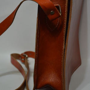 กระเป๋าถือหนังวัวแท้สีน้ำตาลทรงทันสมัยจากร้านบิยาดินา พร้อมซิปปิดแบบกรอบ ลายเรขาคณิต อุปกรณ์เสริมการเดินทางระดับพรีเมียม - Product Image 3