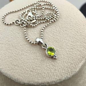 Colgante de Plata de Ley con Peridoto, Piedra de Nacimiento de Agosto, Gema Verde, Elegante Collar Hecho a Mano, Amuleto, Regalo - Product Image 1