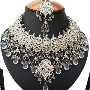 Parure Collier et Boucles d'Oreilles Vintage en Alliage Plaqué Argent avec Perles et Pompons pour Femme – Idéale Mariage, Fiançailles, Soirée - Product Image 2