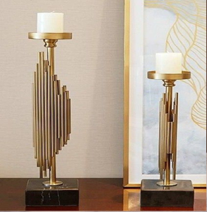 Elegante candelabro dorado de tres niveles con marco curvo y detalles de bolas colgantes. Disponible a precios de mayorista. - Product Image 4