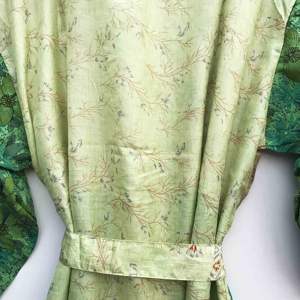 Kimono largo de patchwork, ropa de dormir, bata de noche, hecho a mano, estilo indio vintage, de seda sari reciclada. - Product Image 6