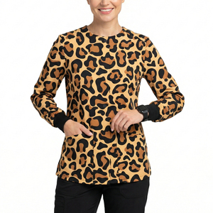 Chaquetas Quirúrgicas Personalizables al por Mayor con Estampado Floral, Manga Larga, Cierre a Presión y Bolsillos con Parche - Product Image 3