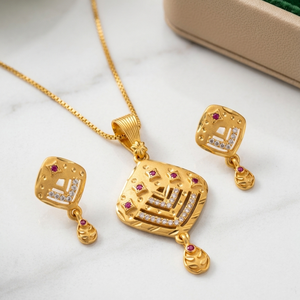 Ensemble de pendentifs traditionnels élégants plaqués or avec boucles d'oreilles assorties |   Ensemble de bijoux ethniques de créateur pour femmes - Product Image 1