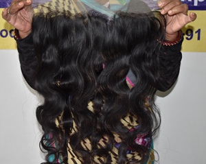 Venta al por mayor de extensiones de cabello humano virgen sin procesar templo indio cutícula alineada 13*4 Frontal Bodywave pelo ondulado de Color negro - Product Image 2