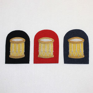 Badges en tissu sergé personnalisés avec logos et motifs, fabrication OEM sur mesure, faits à la main, en fil de métal, avec épingle de sûreté, couleurs or/argent, broderie - Product Image 3