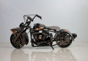 Modèle de moto chopper moderne en métal artisanal NIRMALA |   Sculpture de vélo en fer de récupération industrielle, décoration de table, cadeaux B2B - Product Image 5