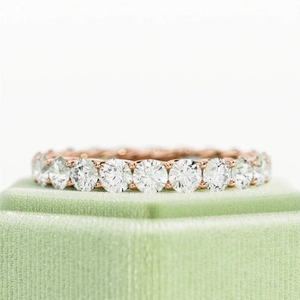 Anillo de Eternidad de Diamantes Cultivados en Laboratorio de Oro de 18k, 2.2 TCW, Corte Redondo, con Certificado IGI y Claridad VVS2, en Venta - Product Image 2