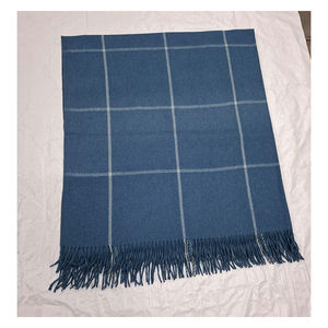 Manta Ultra Acogedora con Diseño de Cuadros Finos en Azul y Blanco para las Noches de Invierno, con Textura Suave y Tela Duradera - Product Image 1