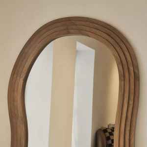 Miroir sur pied sculptural moderne fait main écologique à cadre en bois superposé pour salon et chambre - Product Image 4