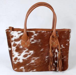 Bolso de mano para mujer con pelo de vaca en el hombro, con cremallera, diseño geométrico de cuero, hecho a mano. - Product Image 4