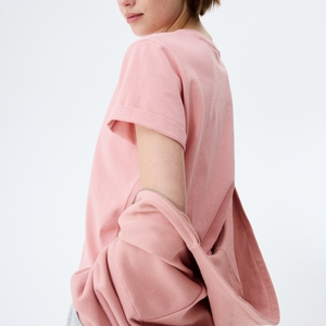 เสื้อยืดคอวีทรงเข้ารูปพรีเมียมสำหรับฤดูร้อน ผ้าฝ้าย 100% รับสกรีนโลโก้ตามสั่ง - Product Image 2