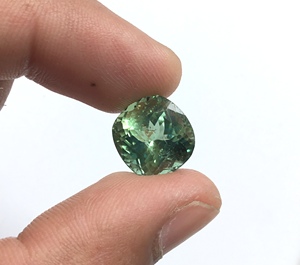 Piedra de turmalina verde natural de 11.77 quilates con corte cojín para la elaboración de joyería fina. - Product Image 2