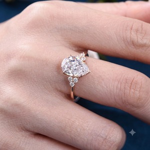 Anillo de Compromiso Clásico Chapado en Oro con Diamante Cultivado en Laboratorio de Corte Pera y Anillo de Boda Agrupado para Mujer, Regalo para Fiesta y Aniversario - Product Image 3