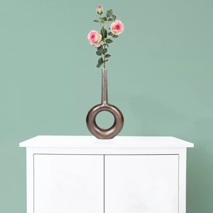 Vase de table en aluminium moderne et contemporain, fait main, design géométrique, écologique, capacité d'absorption d'eau, hauteur 39 cm - Product Image 6