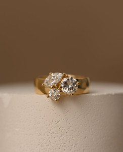 Bague de fiançailles demi-ronde à trois pierres avec 2 diamants de laboratoire ronds et marquise, 2 TCW - Product Image 3
