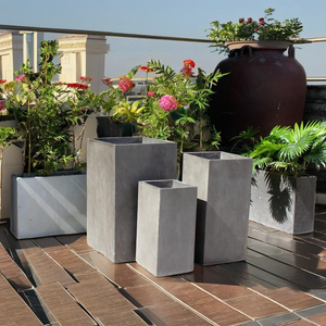 Macetas de hormigón de cilindro alto con acabado natural para paisajismo moderno en patios y grandes terrazas al aire libre - Product Image 1
