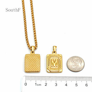 Collar con Colgante de Letra Cuadrada de Acero Inoxidable Estilo Europeo Americano, Estilo Hip-Hop, Letra Inglesa de Acero de Titanio Neutro, a la Moda - Product Image 3