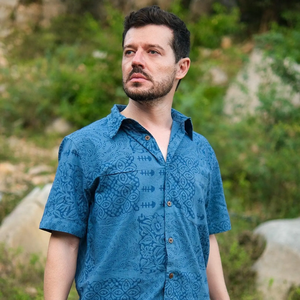 Camisa de Manga Corta de Algodón con Estampado Ajrakh Azul Índigo Hecha a Mano para Hombre, Ropa Casual Sostenible para el Verano, Atuendo para Festivales - Product Image 1