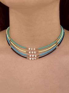 Collier ras du cou en perles de cristal bordeaux avec pendentif disque doré, fil faceté rouge foncé, pour femme, idéal pour les soirées et événements. - Product Image 3