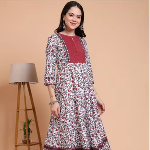 ชุดอานาร์กาลีคุรตะผ้าฝ้ายแคมบริคสีขาวพิมพ์ลายดอกไม้สำหรับผู้หญิง คอทรงกลม แขนสามส่วน ดีไซน์แบบชุดพื้นเมืองทั่วโลก - Product Image 1
