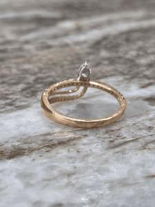 Anillo de compromiso elegante con diamante cultivado en laboratorio, certificado IGI, 0.39 ct, oro rosa, diseño bypass, para mujer - Product Image 3