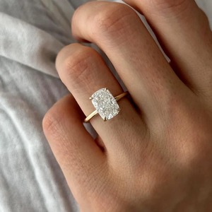 Anillo de compromiso con diamante de laboratorio de corte cojín en oro amarillo, anillo solitario delicado de 1.7MM para mujer - Product Image 4