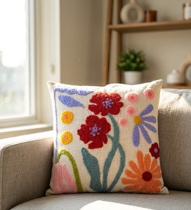 Housse de coussin carrée à motif floral et botanique capitonnée en crème, rouge, orange et bleu, fabricant sur mesure - Product Image 4