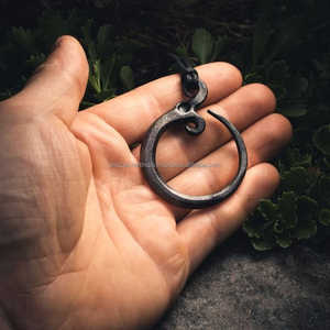 Último negro forjado a mano vikingo Troll Cruz colgante Unisex Bit Of Shine Twisted Medieval Arm Ring @ venta al por mayor precio de fábrica barato - Product Image 2