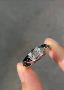 Anillo de banda geométrica con corte esmeralda de moissanita, plata 925 original, joyería fina para aniversario, regalo encantador para novias - Product Image 5