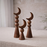 Ensemble de finitions en bois brun brillant de qualité supérieure en forme de lune. Piliers élégants à motifs de perles superposées pour la décoration de la maison classique et luxueuse et la décoration de table de l'Aïd